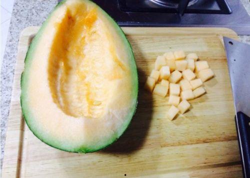 坐完月子哈密瓜可以吃吗,哈密瓜的适宜食用指南